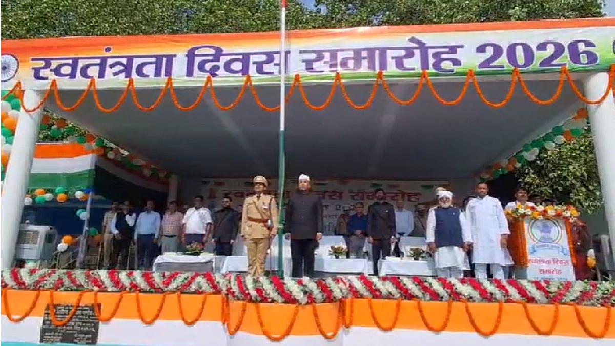 गोपालगंज में शान से फहराया तिरंगा, डीएम समीर सौरभ ने किया ध्वजारोहण; उत्कृष्ट कार्य करने वाले सम्मानित